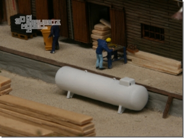 Modell eines großen Lagertanks für Treibstoffe
