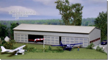 Kleiner Flugzeughangar für einen Sportflugplatz