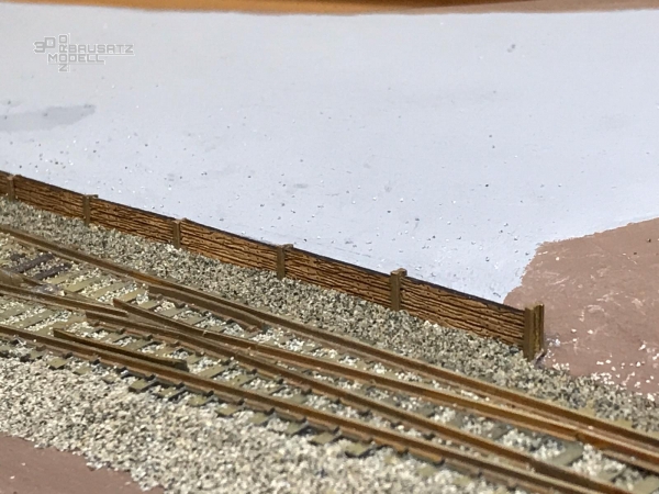 Bahnsteigkante aus gelaserten Holzschwellen und H-Profilen